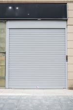 Sistema P-77 de Upama. Lama acero perfilado de seguridad. Espesor nominal: 0,7 mm. Solución económica para pequeñas dimensiones.